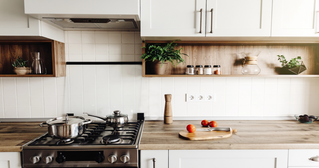 Cocina ordenada y limpia que representa la autonomía y rutinas en un piso terapéutico en Barcelona de ISEM.