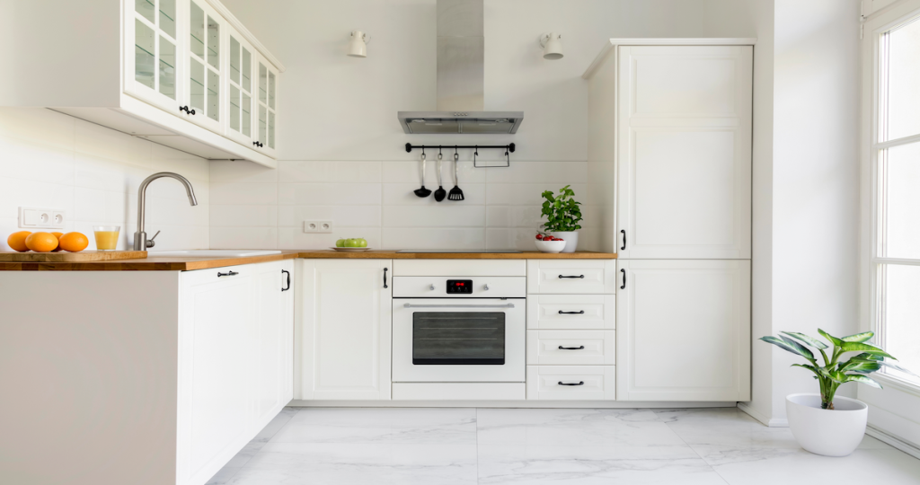 Cocina luminosa y ordenada de una vivienda terapéutica o piso tutelado para personas en proceso de rehabilitación en salud mental.
